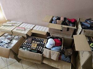 Nielegalne papierosy, tytoń i podrabiana odzież zabezpieczone przez policjantów ze Zgorzelca