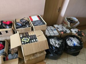 Nielegalne papierosy, tytoń i podrabiana odzież zabezpieczone przez policjantów ze Zgorzelca