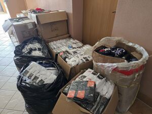 Nielegalne papierosy, tytoń i podrabiana odzież zabezpieczone przez policjantów ze Zgorzelca