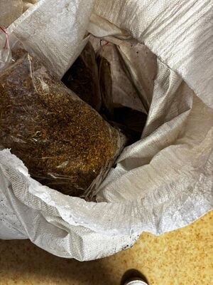 Nielegalne papierosy, tytoń i podrabiana odzież zabezpieczone przez policjantów ze Zgorzelca