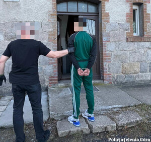 Policjant z zatrzymanym mężczyzną