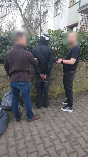 policjant z zatrzymanym