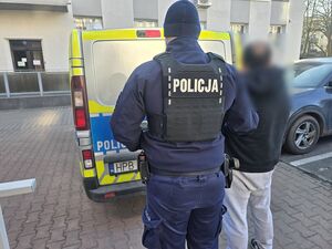 policjant prowadzi zatrzymanego