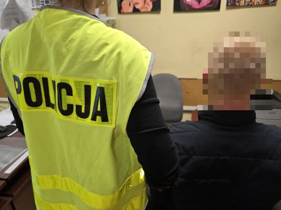 policjant z zatrzymanym