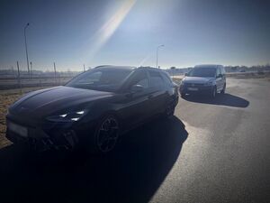 dwa samochody osobowe na poboczu