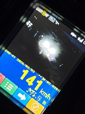 zdjęcie z rejestratora pokazujące 141 kilometrów na godzinę