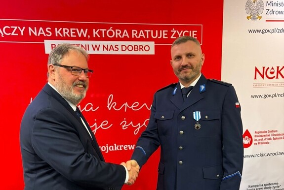 policjant odznaczony za honorowe krwiodawstwo