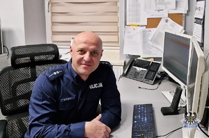 dzielnicowy siedzi przy biurku