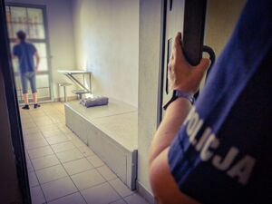 Mężczyzna w policyjnej celi