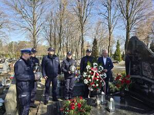 Policjanci oddają hołd