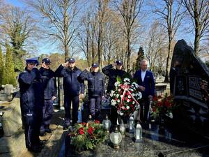 Policjanci oddają hołd