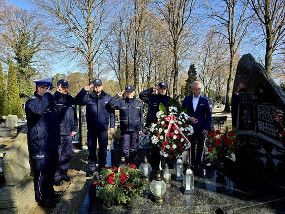 Policjanci oddają hołd