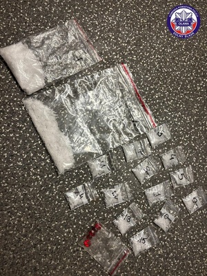 Zdjęcia z policyjnego pościgu, a także woreczki strunowe z narkotykami