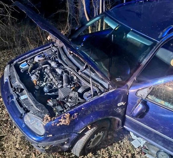 uszkodzony pojazd w rowie