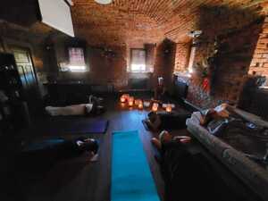 kobiety leżące na podłodze podczas seansu relaksacyjnego