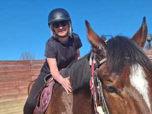 kobieta siedząca na koniu