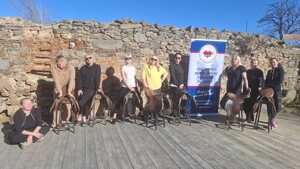 Kobiety pozują do zdjęcia z siodłami