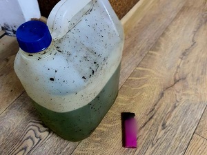 kanister z substancją i zapalniczka