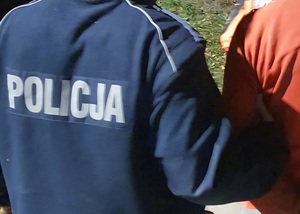 policjant z zatrzymanym