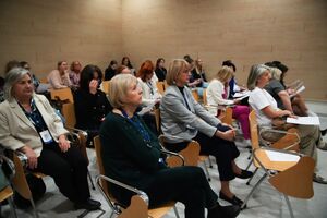 Policjanci prezentują techniki samoobronny na forum dla pracowników medycznych