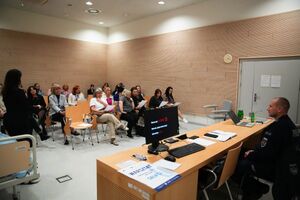 Policjanci prezentują techniki samoobronny na forum dla pracowników medycznych