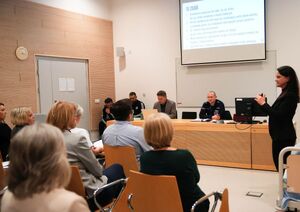 Policjanci prezentują techniki samoobronny na forum dla pracowników medycznych