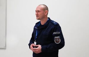Policjanci prezentują techniki samoobronny na forum dla pracowników medycznych