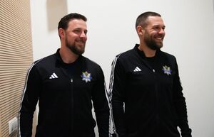 Policjanci prezentują techniki samoobronny na forum dla pracowników medycznych