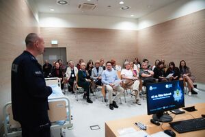 Policjanci prezentują techniki samoobronny na forum dla pracowników medycznych