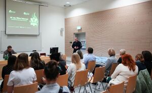 Policjanci prezentują techniki samoobronny na forum dla pracowników medycznych