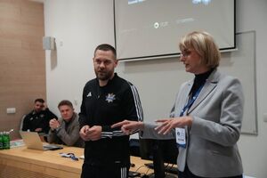 Policjanci prezentują techniki samoobronny na forum dla pracowników medycznych