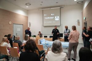 Policjanci prezentują techniki samoobronny na forum dla pracowników medycznych