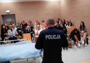 Policjanci prezentują techniki samoobronny na forum dla pracowników medycznych