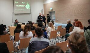 Policjanci prezentują techniki samoobronny na forum dla pracowników medycznych