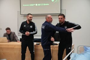 Policjanci prezentują techniki samoobronny na forum dla pracowników medycznych
