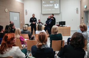 Policjanci prezentują techniki samoobronny na forum dla pracowników medycznych