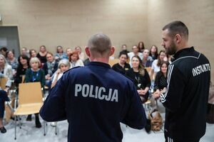 Policjanci prezentują techniki samoobronny na forum dla pracowników medycznych