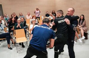 Policjanci prezentują techniki samoobronny na forum dla pracowników medycznych