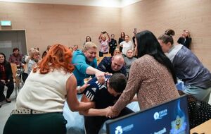 Policjanci prezentują techniki samoobronny na forum dla pracowników medycznych