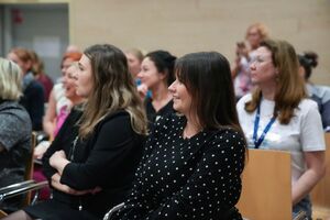 Policjanci prezentują techniki samoobronny na forum dla pracowników medycznych