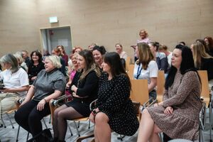 Policjanci prezentują techniki samoobronny na forum dla pracowników medycznych