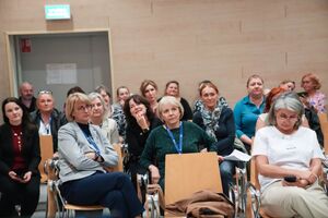 Policjanci prezentują techniki samoobronny na forum dla pracowników medycznych