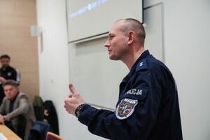 Policjanci prezentują techniki samoobronny na forum dla pracowników medycznych