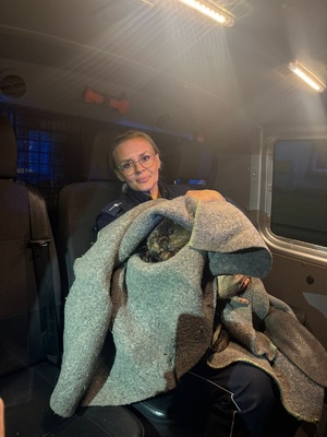 policjantka trzymająca w kocu bobra