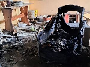 zgliszcza po pożarze w mieszkaniu