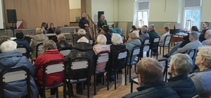 policjanci rozmawiają z seniorami na spotkaniu