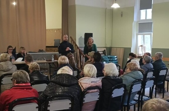 policjanci rozmawiają z seniorami na spotkaniu