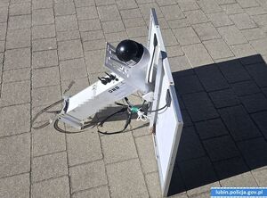 kamera leżąca na ziemi