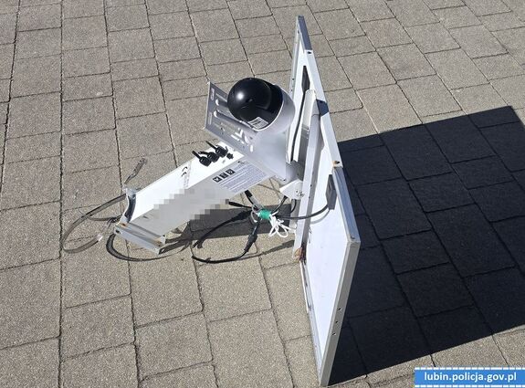 kamera leżąca na ziemi