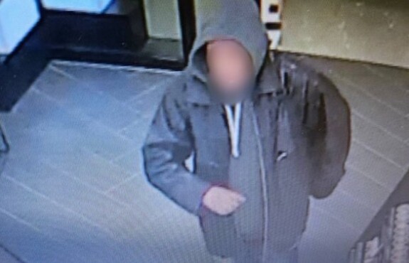 mężczyzna w kapturze